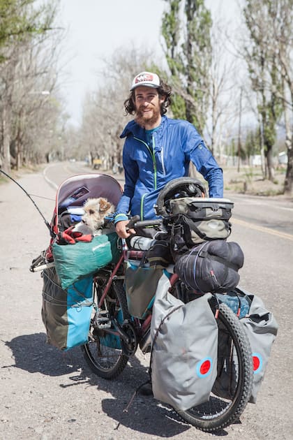 Ezequiel Gignone, con su bici cargada con todo su equipo.