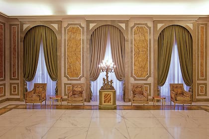 La gran galería que comunica con los principales ambientes de la casa está completamente revestida en distintos mármoles europeos. Los cuatros sillones estilo Luis XV son de las pocas piezas que permanecen desde que los Acevedo inauguraron esta residencia, en 1932. 