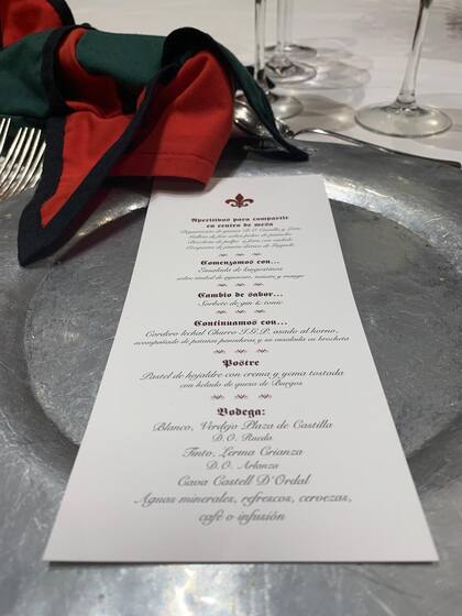 El menú de la boda. "Si bien todos estaban habilitados a comer con la mano, tal como se estilaba en aquella época, muy pocos se animaron. Mi marido fue uno de ellos", confiesa Sheila.