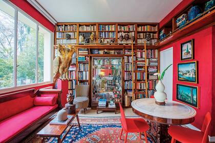 El escritorio es, para ambos, el lugar favorito de la casa. Allí pasan horas leyendo y trabajando, custodiados por la escultura de José Luis y José Carlos Martinat (Sin título, Animal 1). En la vitrina guardan ¿De qué pop me estás hablando?, una instalación en cerámica de Pablo Insurralde.