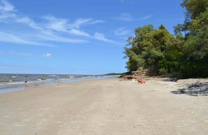 La playa a la que se accede desde el complejo.