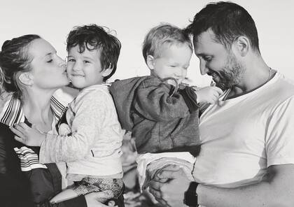 Retrato familiar. Sabrina con Germán Paoloski y sus dos hijos, León y Beltrán.