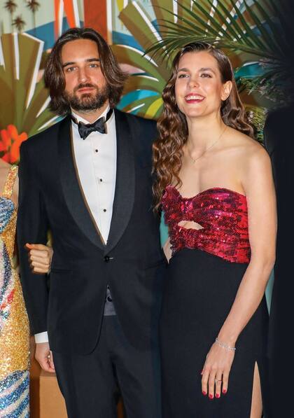 Como una princesa "vamp", Charlotte Casiraghi -que sigue llevando su impresionante anillo de compromiso- llegó de la mano de Dimitri Rassam e impactó con un strapless con lentejuelas de Yves Saint Laurent inspirado en Gilda, el célebre personaje de Rita Hayworth.