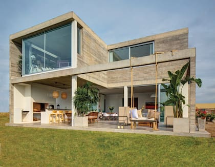 Desde el jardín –ubicado en la parte de atrás– se puede apreciar la combinación de estilos que se apoderan de la casa. El espacio exterior se diseñó a partir de la hamaca que Sofía tenía en su casa de soltera y que nunca había podido colgar. Al costado, se encuentra la parrilla.