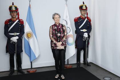 Hi Ching, primera dama de Singapur, lució una blusa bordada con mangas transparentes y pantalón de raso.