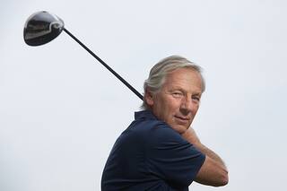 Asegura que “entrar en una cancha de golf es un viaje” y se codea con los mejores del mundo