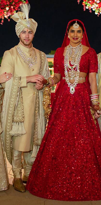 3720 horas tardaron los 110 bordadores de Calcuta para confeccionar esta “obra maestra moderna”, tal y como describió el propio diseñador, Sabyasachi Mukherjee