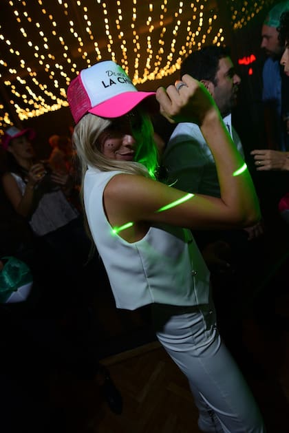 Los invitados se llevaron como souvenirs una cajita de bombones y las gorras con las inscripciones “Made in China” y “De acá a la China”