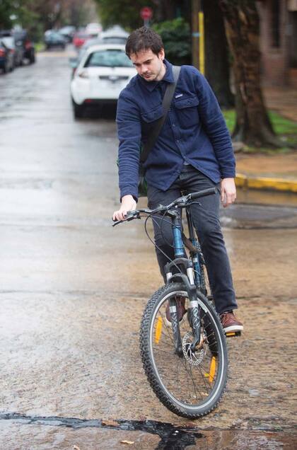 Cultor del bajo perfil, Gastón elige su bicicleta para transportarse a todos lados. 