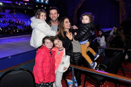 Axel y su esposa Delfina, junto a sus tres hijos, Agueda, Aurelia y Fermín