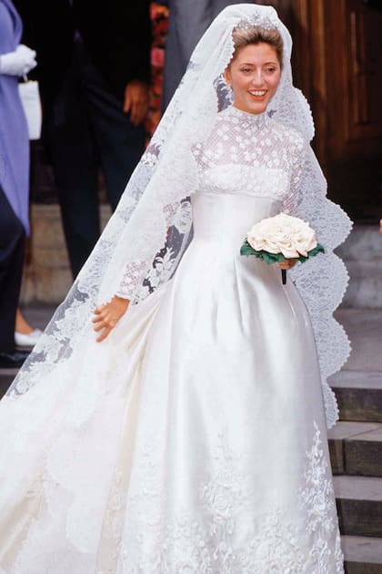 El espectacular vestido de novia fue un diseño de Valentino –a quien vemos junto a Marie-Chantal en la foto de arriba– y demandó cuatro meses para su confección