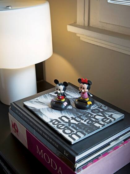 Gabriel guarda todo tipo de recuerdos y objetos de valor afectivo, como el Mickey y la Daisy que trajo de su viaje más especial a Disney