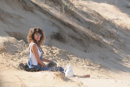 Flor, con los rulos al viento, bajó a la playa a meditar y disfrutar de unos mates