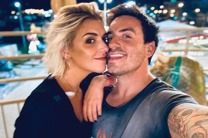 Sofía Aldrey, su novia, lo acompaña todo lo que puede y lo ayuda. “Nos conocemos de toda la vida, ella es maquilladora e hija de un empresario muy conocido de Mar del Plata, con lo cual, en las temporadas de verano nos cruzábamos"