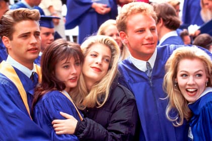 Jason Priestley, Shannen Doherty, Tori Spelling, Ian Ziering y Jennie Garth en uno de los capítulos clave: el de la graduación