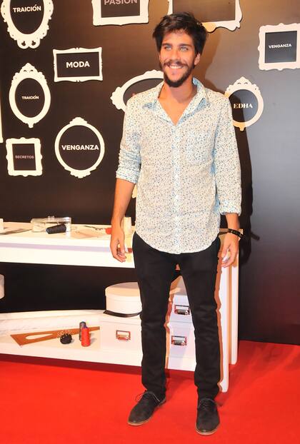 El actor Bautista Lena, hijo de Reina Reech, lució una camisa que hace juego con sus impactantes ojos