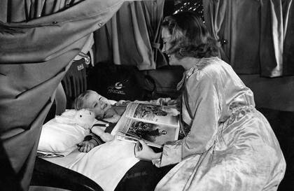 Cama con almohada y cortinados en el DC 4 de FAMA.