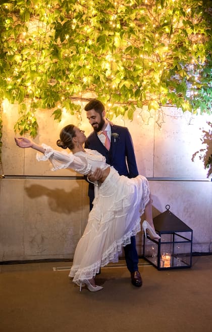 Después del cóctel, Angie y Tomás siguieron celebrando en la fiesta de Baron B en el Hipódromo de Palermo. Él continuó con su look (traje de Armani y zapatos de Brioni), pero ella se cambió de vestido y zapatos. Angie le confió su maquillaje nupcial a Mabby Autino y el peinado a Nacho López Fagalde.