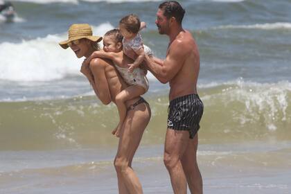 El Cholo Simeone y Carla Pereyra disfrutan junto a sus hijas, Francesca y Valentina