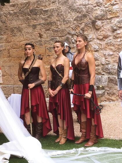 Las damas de honor, con atuendos de guerreras.