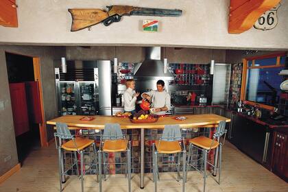 La cocina, digna de ser el sueño de cualquier chef, decorada con azulejos de colores