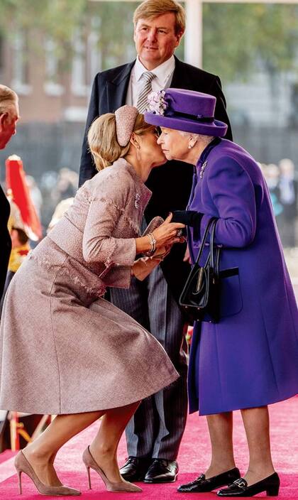 La reina Máxima se mostró muy cercana a Isabel II. Rompió el protocolo y la saludó con un beso en cada mejilla. Un minuto antes, el rey Guillermo había hecho lo mismo.