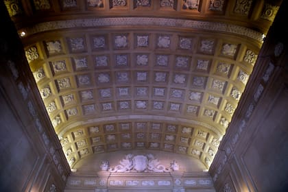 El cielorraso en bóveda de la entrada principal tiene exquisitos detalles en bajorrelieve