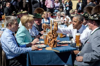 Merkel, su esposo y Obama, en una comida algo descontracturada