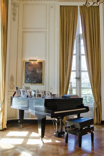 La sala de música está "coronada" por un piano de cola. 