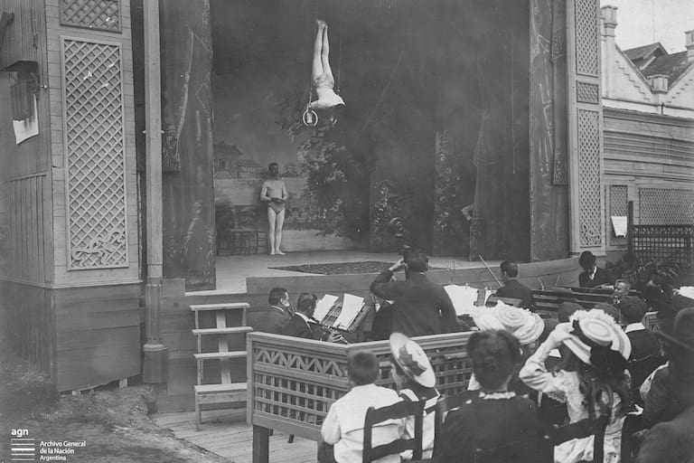 Las gradas del anfiteatro en el Parque Lezama, con plantas del jardín que Gregorio Lezama encargó a paisajistas europeos. Al aire libre se podía ver espectáculos de teatro y circo. Los niños paseaban en el tren Liliput, una atracción popular diseñada con fines recreativos.