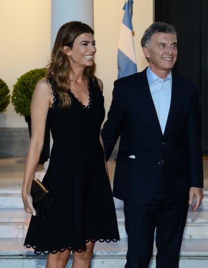 Por la noche, tanto en Casa de Gobierno como en Olivos, la primera dama usó un vestido negro que dejó sus rodillas al descubierto.