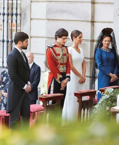 Junto con los novios, la madrina, Matilde Solís, deslumbró con un elegante traje azul marino, de Lorenzo Caprile, que resaltó con un espectacular collar de zafiros que perteneció a su madre, María Isabel Martínez Campos, marquesa de la Motilla.