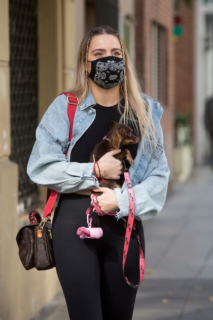Con leggings, campera de jean, cartera Louis Vuitton y zapatillas, Flor le imprime su sello al “look” de su perrita, con una correa rosa muy fashion