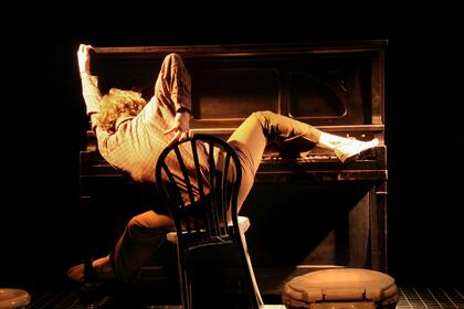 "El lobo" transcurre en un baño donde un piano ocupa el lugar de la bañadera