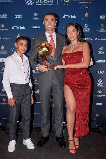 Tras la premiación, Georgina y Cristiano posaron con Cristiano Ronaldo Jr., el hijo mayor del futbolista.