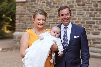 Guillermo y Stéphanie de Luxemburgo posan con el pequeño Charles en brazos, quien para el gran evento lució un traje bautismal de encaje que pertenece a los Nassau desde hace décadas