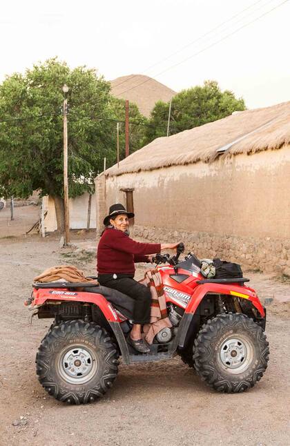 Eduarda Cruz pasea en cuatriciclo por Cochinoca.