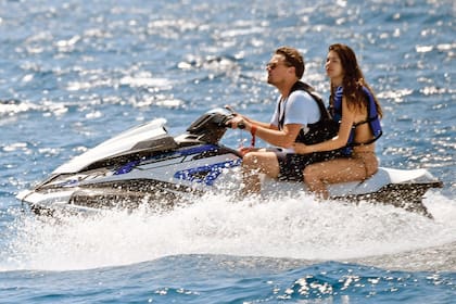 En una de las escalas de su viaje, frente a Córcega, llevó a su novia a dar un paseo en moto de agua. Allí los fotógrafos lograron una de las pocas imágenes de la pareja donde él no tiene el rostro cubierto con anteojos, gorro o capucha