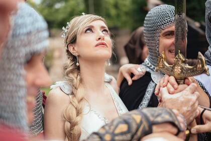 Tras convertirse en Caballeros Templarios, los flamantes novios asumieron el compromiso de recorrer este año el tradicional Camino Santiago de Compostela. "Como caballero y caballera prometimos hacer el viaje. De hecho, tenemos que presentar certificado", nos cuenta la española.