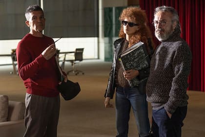 Antonio Banderas, Penélope Cruz y Oscar Martínez en una escena de Competencia oficial, la película dirigida por Gastón Duprat y Mariano Cohn que retomará su rodaje en septiembre en España