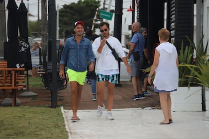 Para Guido Záffora y Fer Dente siempre hay planes: no pudieron disfrutar de la arena y el mar pero recorrieron La Barra muy atentos a su alrededor