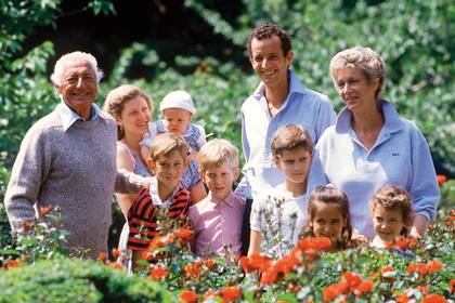El matrimonio junto a sus hijos Margherita y Edoardo (que murió en el año 2000). Margherita tuvo ocho hijos (en la imagen todavía eran seis), de dos matrimonios diferentes: tres con el periodista Alain Elkann y cinco con el conde ruso Sergei Pahlen.