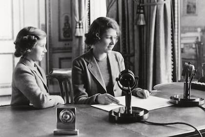 En 1940, acompañada por su hermana Margarita, Isabel dio su primer discurso. Tenía 14 años y, desde Windsor, les habló a los chicos de su nación en medio de la guerra