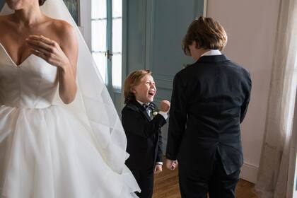 Mientras su mamá terminaba de maquillarse, los hermanos jugaron divertidos.