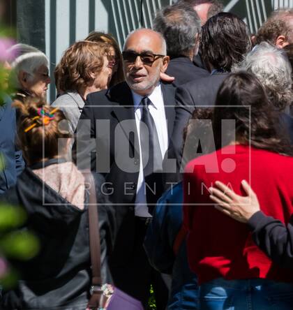 El conductor Óscar González Oro, amigo de "Corcho" de los tiempos en que el empresario era pareja de Susana Giménez, lo acompañó en este momento difícil.