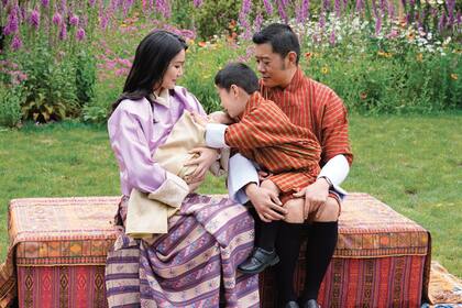 El posado familiar con que presentaron días atrás a su segundo hijo, del cual todavía no se reveló el nombre. El mayor, Gyalsey, tiene 4 años