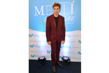 El look de Carlos Cuevas para la ocasin: elegante, con un traje bord, pos para las cmaras