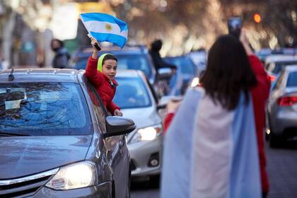 Niños con banderas para festejar el 9 de Julio en Mendoza capital.