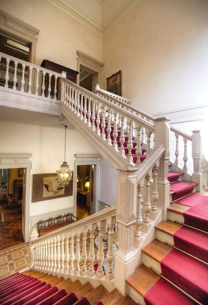 La monumentalidad de los espacios fue algo que Manuel Ocampo pensó cuando diseñó su casa de veraneo a finales del siglo XIX. Amante del arte moderno, Victoria colocó en la pared una alfombra hecha por la casa Myrbor sobre un diseño de Pablo Picasso, y que adquirió en París en 1929.