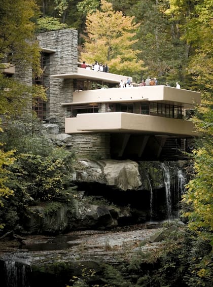 Una imagen de la residencia Kaufmann, más conocida como “La Casa de la Cascada”, obra maestra del arquitecto Frank Lloyd Wright. La residencia, en el corazón de Pennsylvania, es monumento nacional y está abierta al público, como museo.